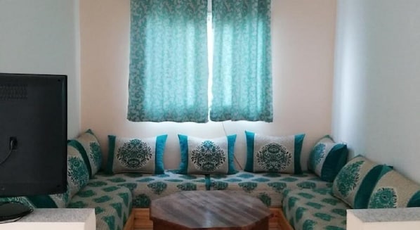 Apartment | Wohnzimmer | 32-Zoll-Fernseher mit Satellitenempfang