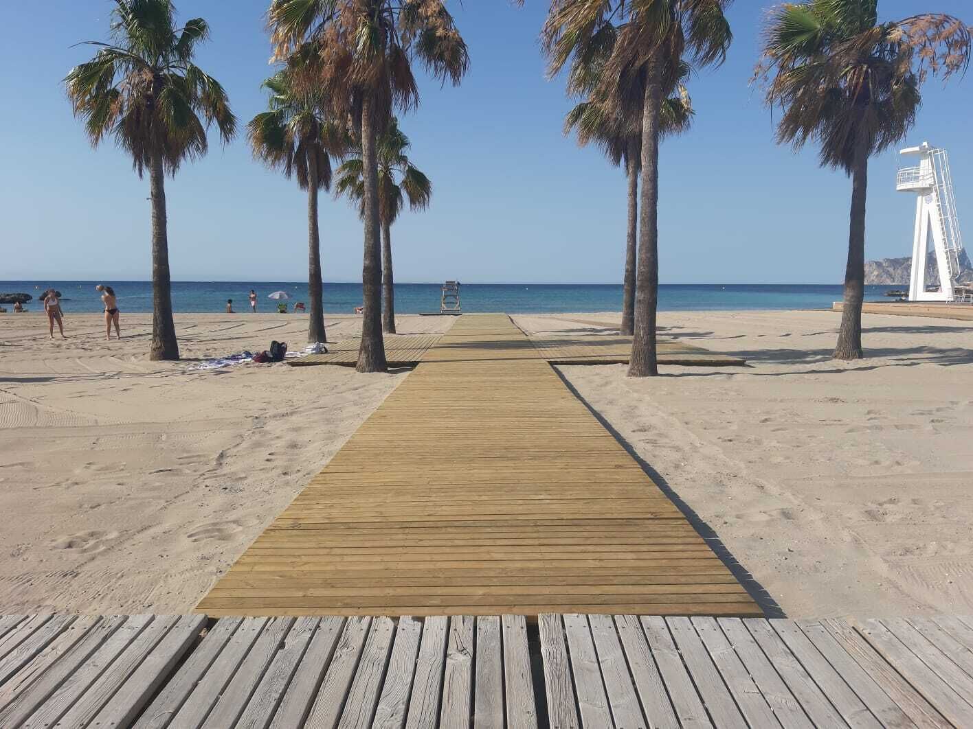 Beach nearby, sun loungers