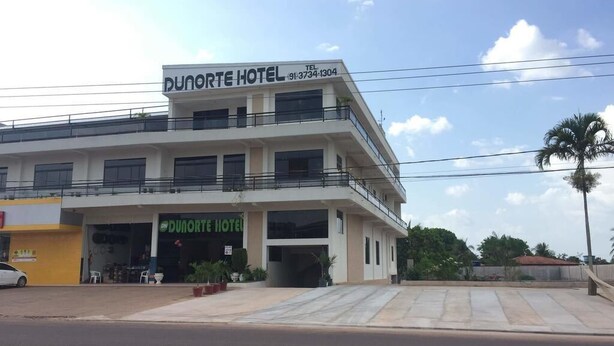 Et toetagers Dunorte Hotel med en moderne facade, store vinduer og en tydelig indgang.