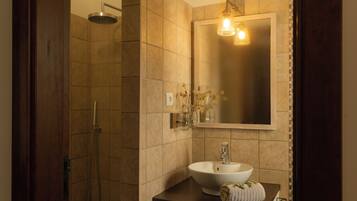 Family Room | Bathroom | Shower, hair dryer, towels, soap