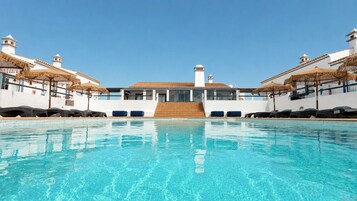 2 piscinas externas, guarda-sóis, espreguiçadeiras