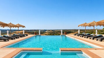 2 piscinas externas, guarda-sóis, espreguiçadeiras