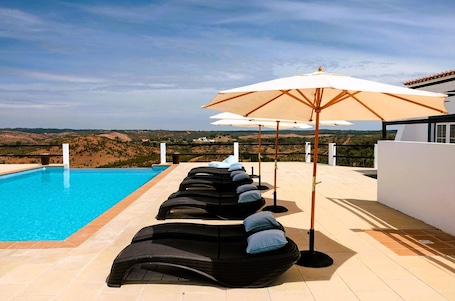 2 piscinas al aire libre, sombrillas, sillones reclinables de piscina