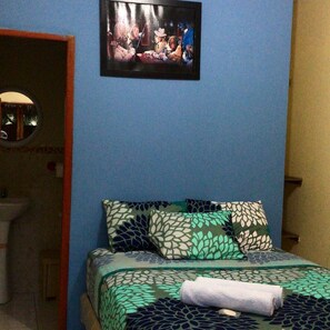 Laptop workspace, iron/ironing board, free WiFi, bed sheets - Hostal Tierra y Mar (Manglaralto)