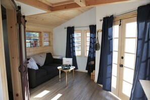 Laptop workspace, travel crib, free WiFi, bed sheets