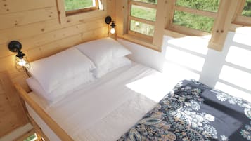Cabin | Laptop workspace, travel cot, free WiFi, bed sheets