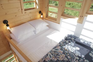 The Rainier | Laptop workspace, travel crib, free WiFi, bed sheets - Clydesdale Outpost (Amboy)