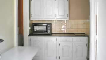 Kylskåp, mikrovågsugn, ugn och kaffe- och tebryggare