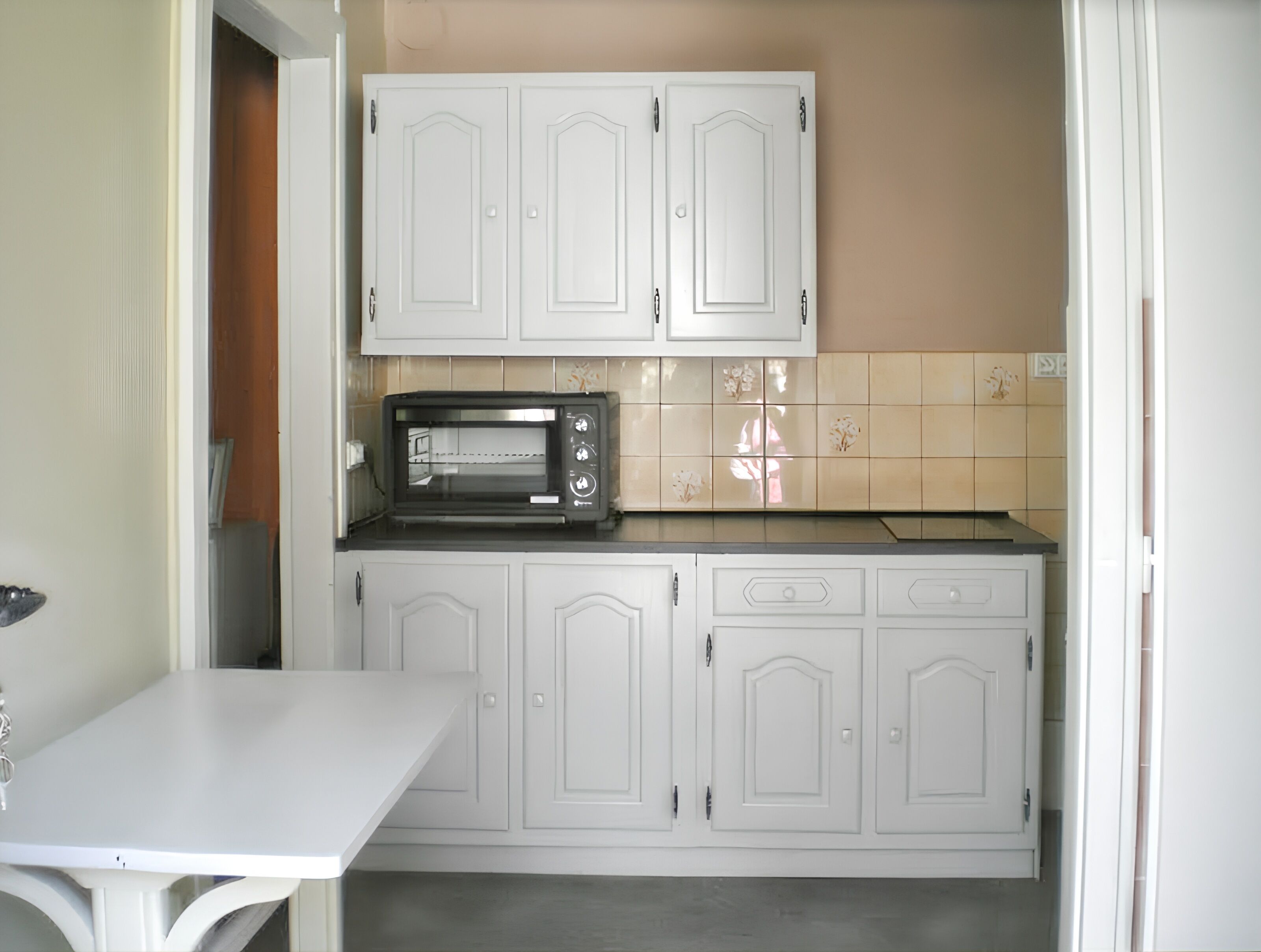 Fridge, microwave, oven, coffee/tea maker