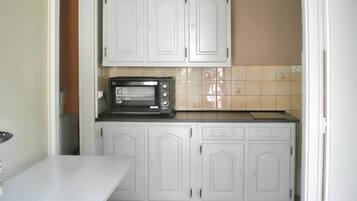 Fridge, microwave, oven, coffee/tea maker