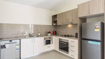 Refrigerador, microondas, horno, placa de cocina