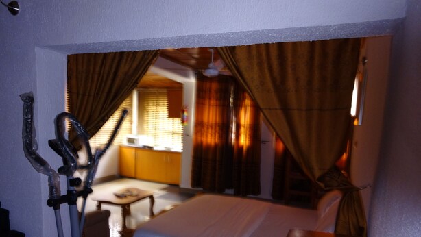 Standard Room, 1 Queen Bed | Premium bedding, WiFi (free) - LAROPA SUITES AND APARTMENTS (Abuja)