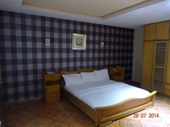 Standard Room, 1 Queen Bed | Premium bedding, free WiFi
