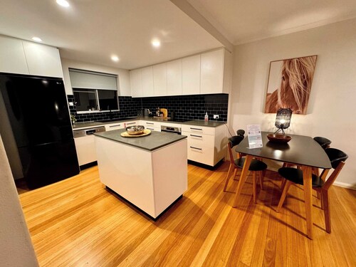 2 Bdrm Apt in Annandale with Courtyard & Parking