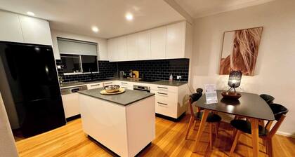 2 Bdrm Apt in Annandale with Courtyard & Parking