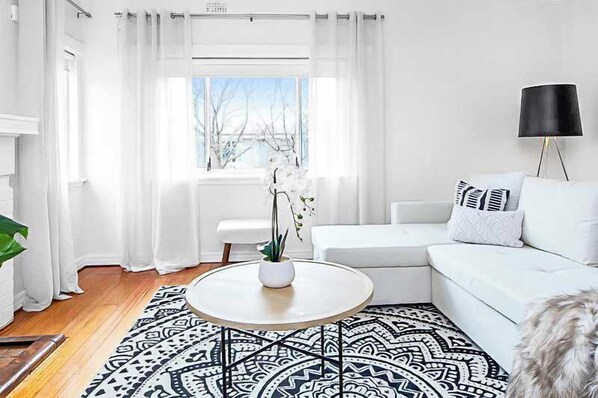 TV, offices - Large 1 Bed Art Deco Prahran with Study (Prahran)