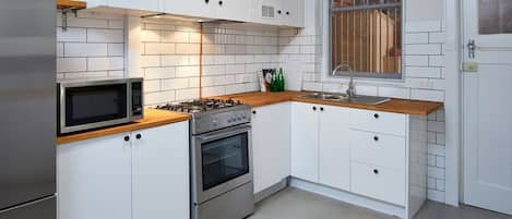Réfrigérateur, four à micro-ondes, un four, surface de cuisson
