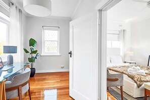 1 bedroom, desk, iron/ironing board, WiFi - Large 1 Bed Art Deco Prahran with Study (Prahran)