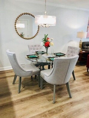 Dining - Stylish, The Oxford Retreat, Walk to Games! (Oxford)