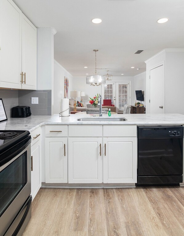 Réfrigérateur, micro-ondes, four, plaque de cuisson