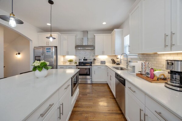 Køleskab, mikrobølgeovn, ovn, kogeplade