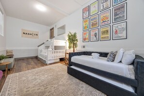 4 Schlafzimmer, hochwertige Bettwaren, Bügeleisen/Bügelbrett