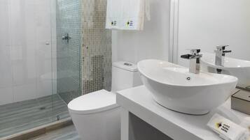 Shower, rainfall showerhead, free toiletries, hair dryer
