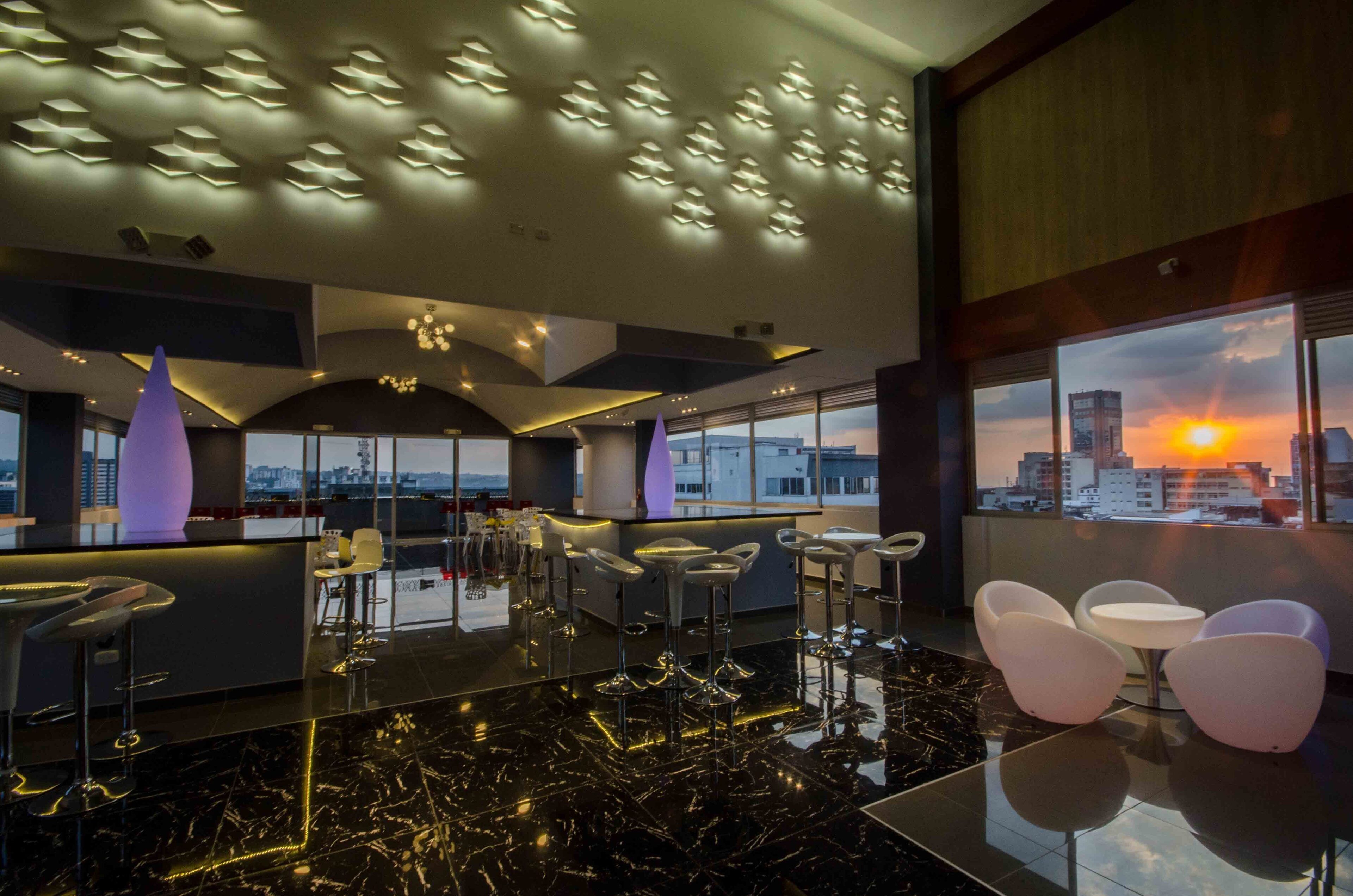 Sarapan, makan tengah hari dan makan malam dihidangkan 