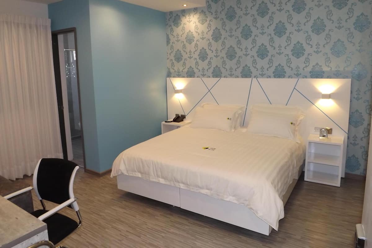 1 bedroom, minibar, desk, free WiFi