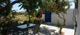 Quite and comfortable house, 5 minutes from Naoussa and her beautifull beaches