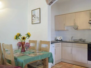 Trona i utensilis de cuina, vaixella i coberteria