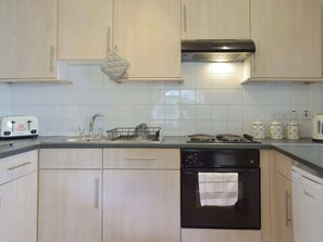 Cadeirão de bebê, talheres/pratos/utensílios de cozinha