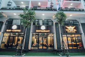 Front of property - Top One Halong Hotel (Ha Long)