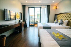 Family Room | Minibar, in-room safe, desk, soundproofing - Top One Halong Hotel (Ha Long)