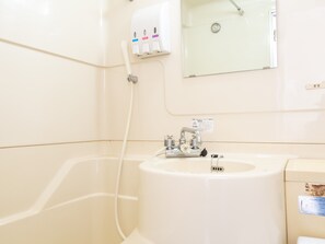 Baignoire, sèche-cheveux, serviettes fournies