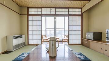 Habitación tradicional, para fumadores (Japanese,Shared Washroom,Quadruple) | Caja de seguridad en la habitación, wifi gratis y ropa de cama