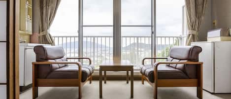 Chambre Familiale, fumeur (Japanese Room, Shared Washroom)