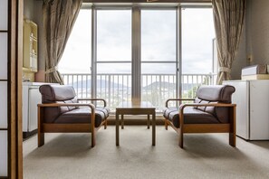 패밀리룸, 흡연 (Japanese Room, Shared Washroom) | 객실 내 금고, 무료 WiFi, 침대 시트