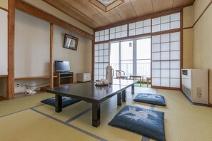 트래디셔널 쿼드룸, 흡연 (Japanese Room) | 객실 내 금고, 무료 WiFi, 침대 시트