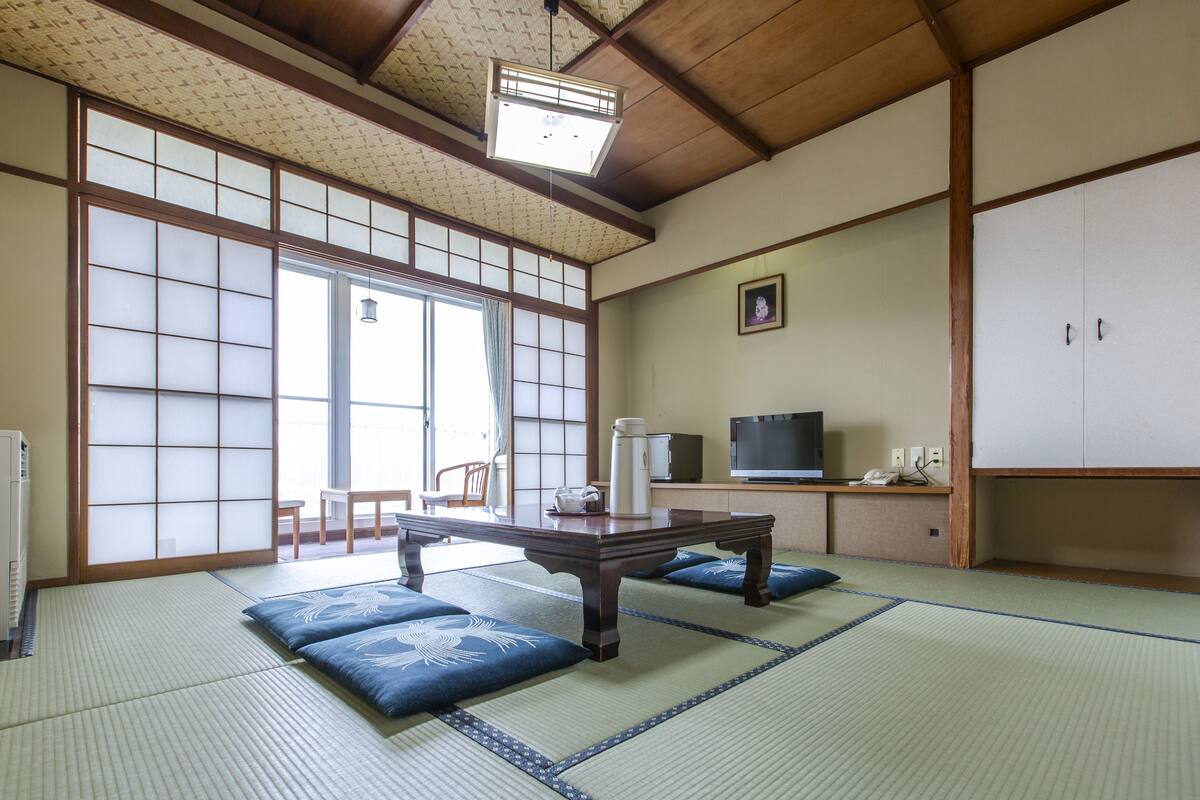 Japanese Room with Shared Washroom- Quadruple, Smoking | In-room safe, WiFi (free), bed sheets