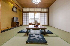 Familierom, røyk (Japanese Room, Shared Washroom) | Safe på rommet, wi-fi (inkludert) og sengetøy