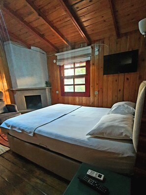 Deluxe tweepersoonskamer, 1 queensize bed | Hypoallergeen beddengoed, donsdekens, een minibar, een bureau