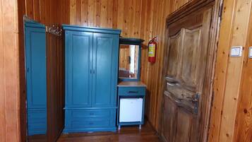 Habitació doble Deluxe, 1 llit de matrimoni | Roba de llit hipoal·lergògena, cobrellits, minibar i escriptori
