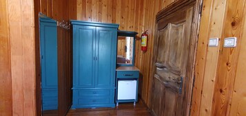 Şömineli Bungalov | Anti alerjik yatak takımı, kuştüyü yorgan, minibar, masa