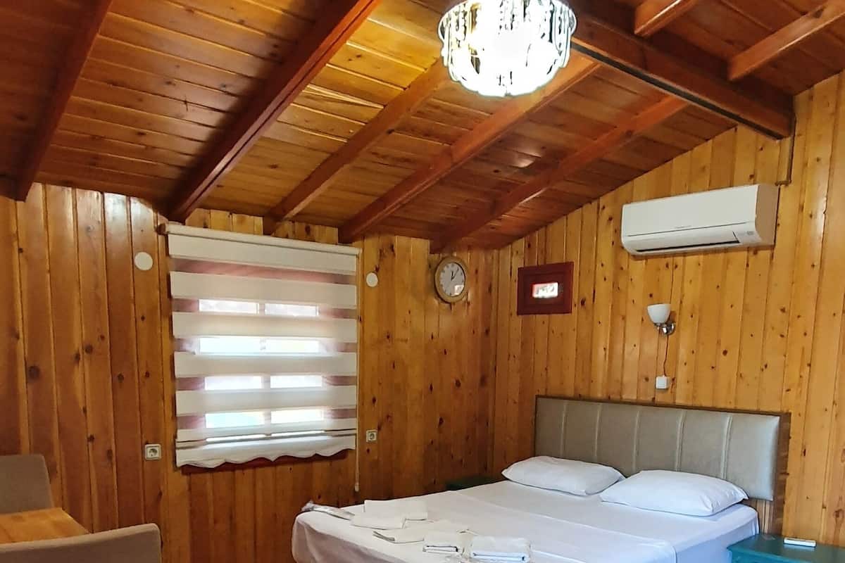Doppia Deluxe, 1 letto queen | 5 camere, biancheria da letto ipoallergenica, copriletto in piuma