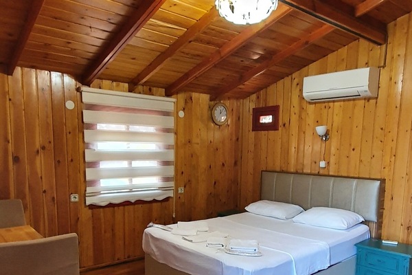 Bungalow with Fireplace | 5 bedrooms, hypo-allergenic bedding, down comforters, minibar