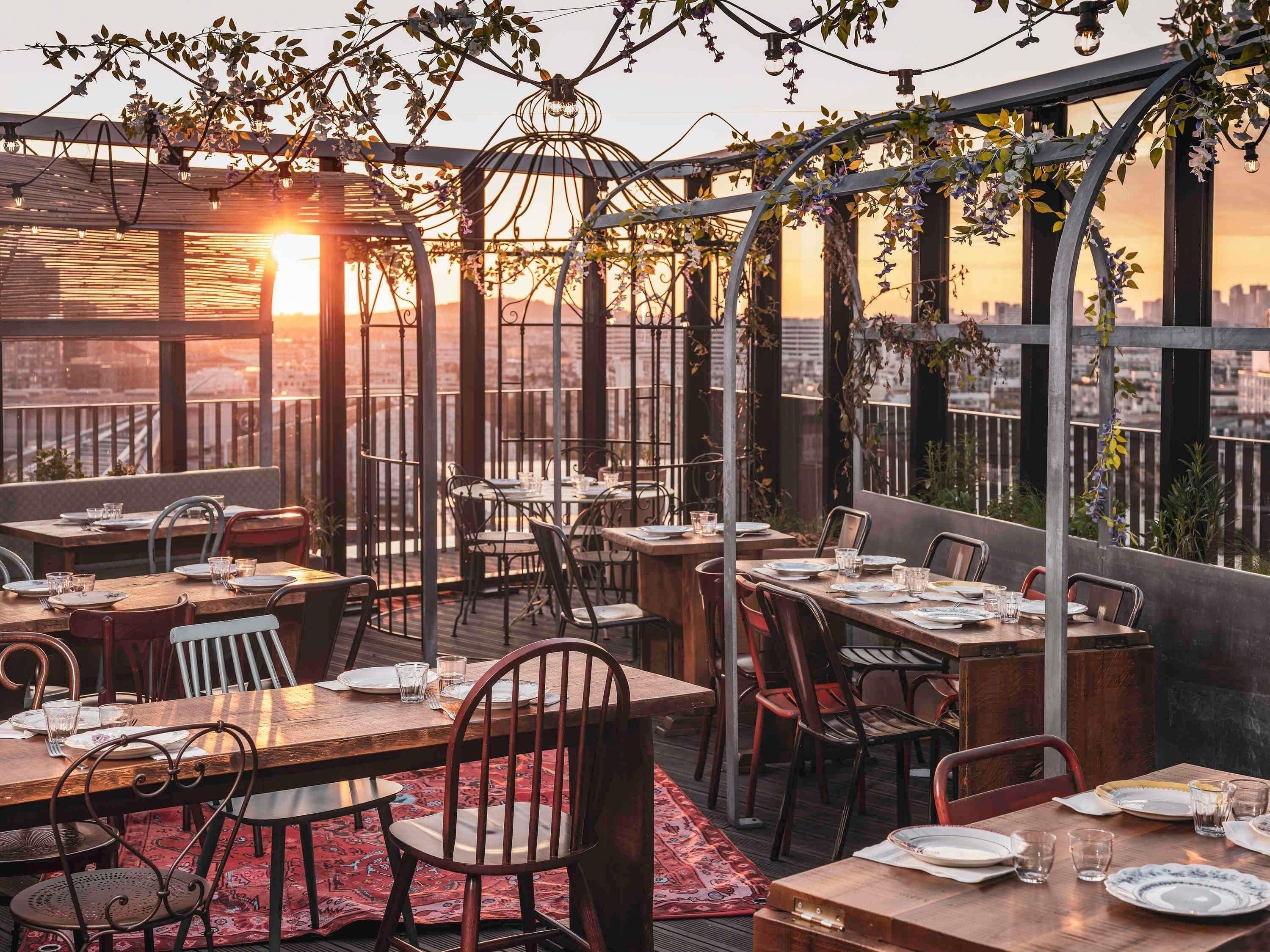 2 restaurants; lunch and dinner served