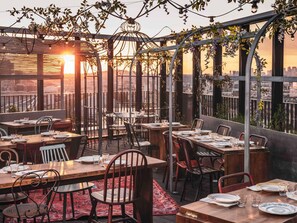 2 restaurants; lunch and dinner served