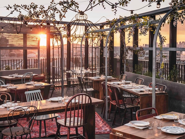 2 Restaurants; Mittagessen und Abendessen werden serviert