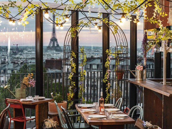 2 restaurants; lunch and dinner served